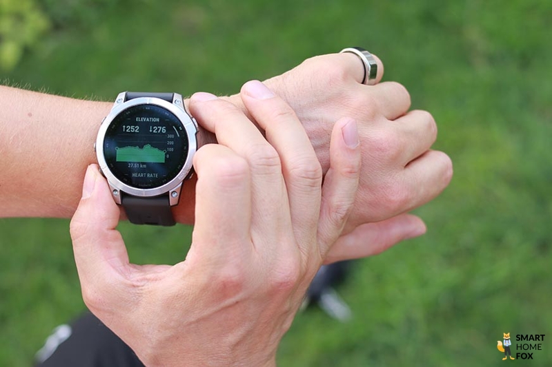Man sieht den Höhenmesser auf der Garmin Fenix 7.